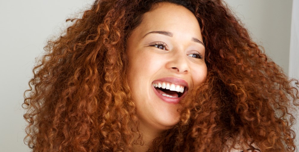 Mujer feliz con cabello rizado