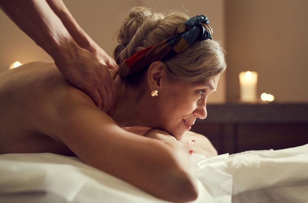 Mujer madura recibiendo un masaje